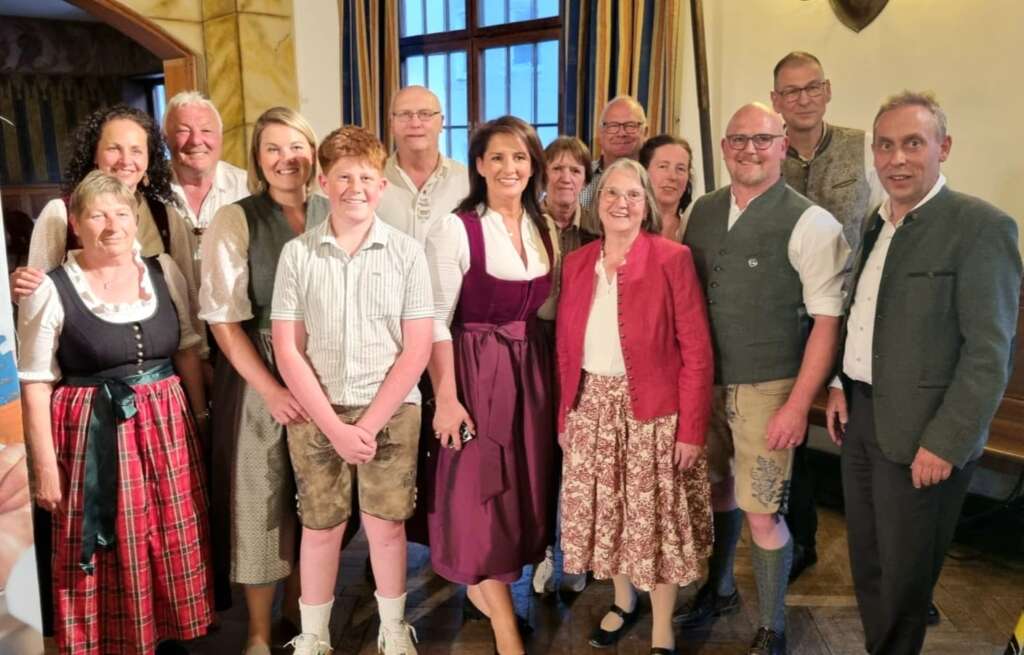 Der VEBWK hat den Preisträger des „Bayerischen Stammtischbruders 2025“ bekannt gegeben. Im Hofbräuhaus wurde die Auszeichnung der „Alten Roggenschenke“ von der Bayerischer Tourismusministerin Michaela Kaniber verliehen.