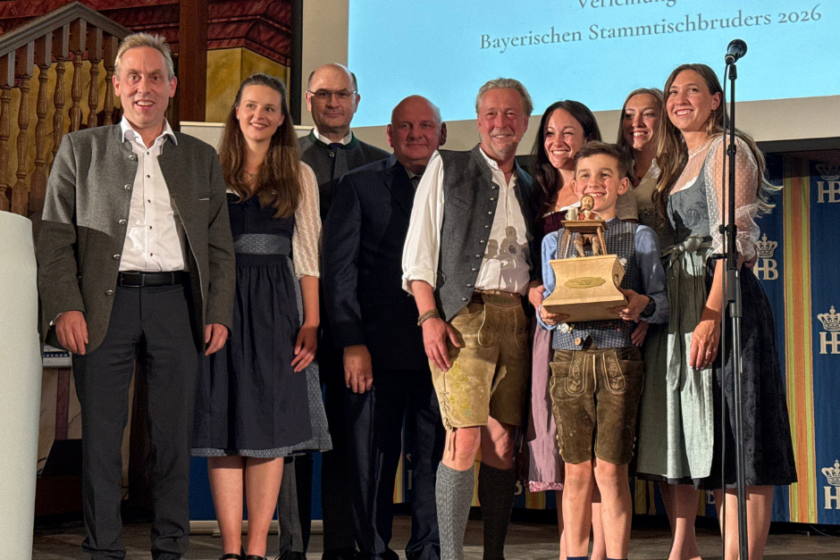 Der VEBWK hat am Montagabend im großen Festsaal des Münchner Hofbräuhauses den „Bayerischen Stammtischbruder 2026“ verliehen. Die bereits zum 13. Mal vergebene Auszeichnung geht in diesem Jahr an Lorenz Hilger, Wirt des Gasthofs Hirzinger in Riedering im Landkreis Rosenheim. Die Laudatio auf den Preisträger hielt der Bayerische Staatsminister für Finanzen und Heimat, Albert Füracker.